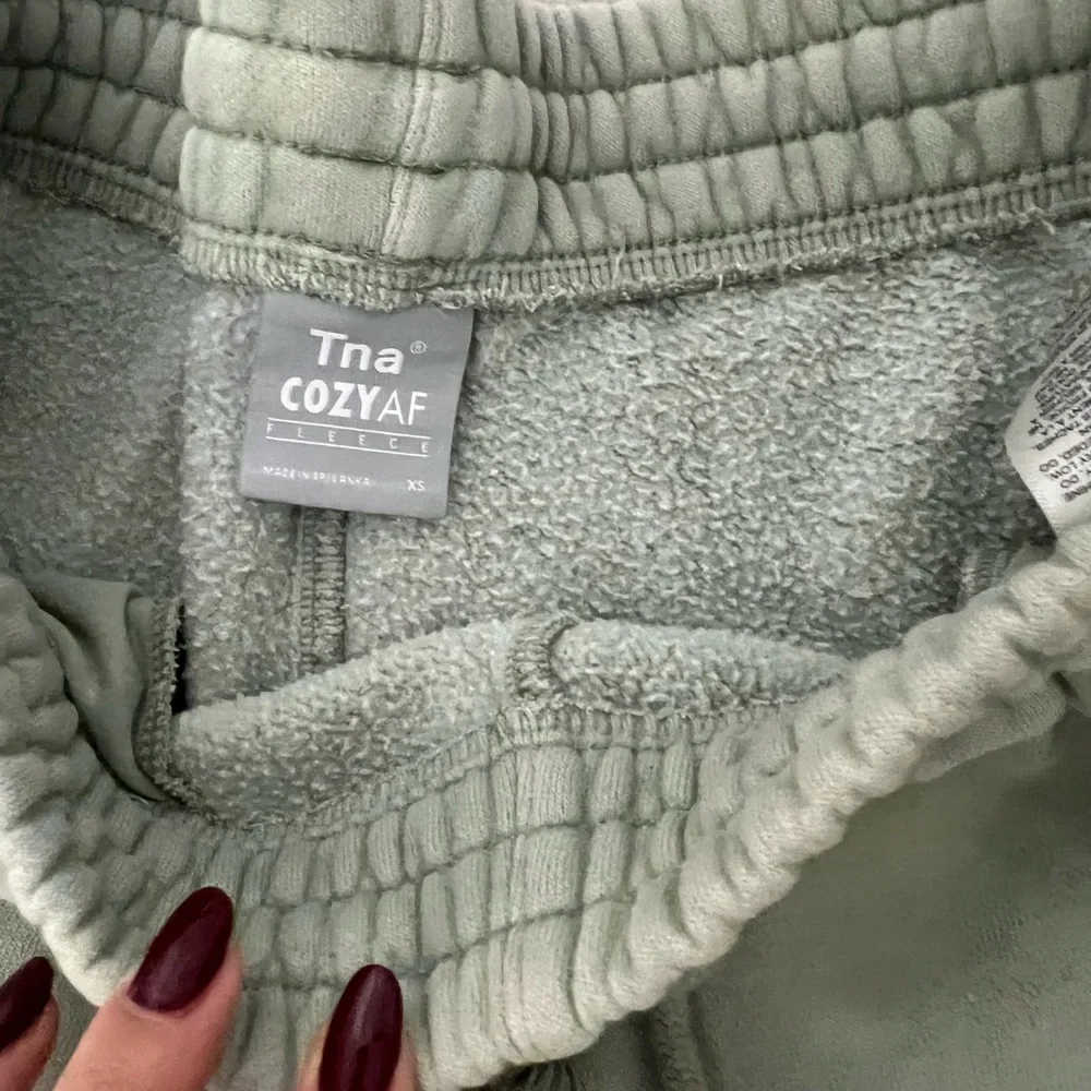 Aritzia cozy fleece sweat suit - Picture 5 of 5